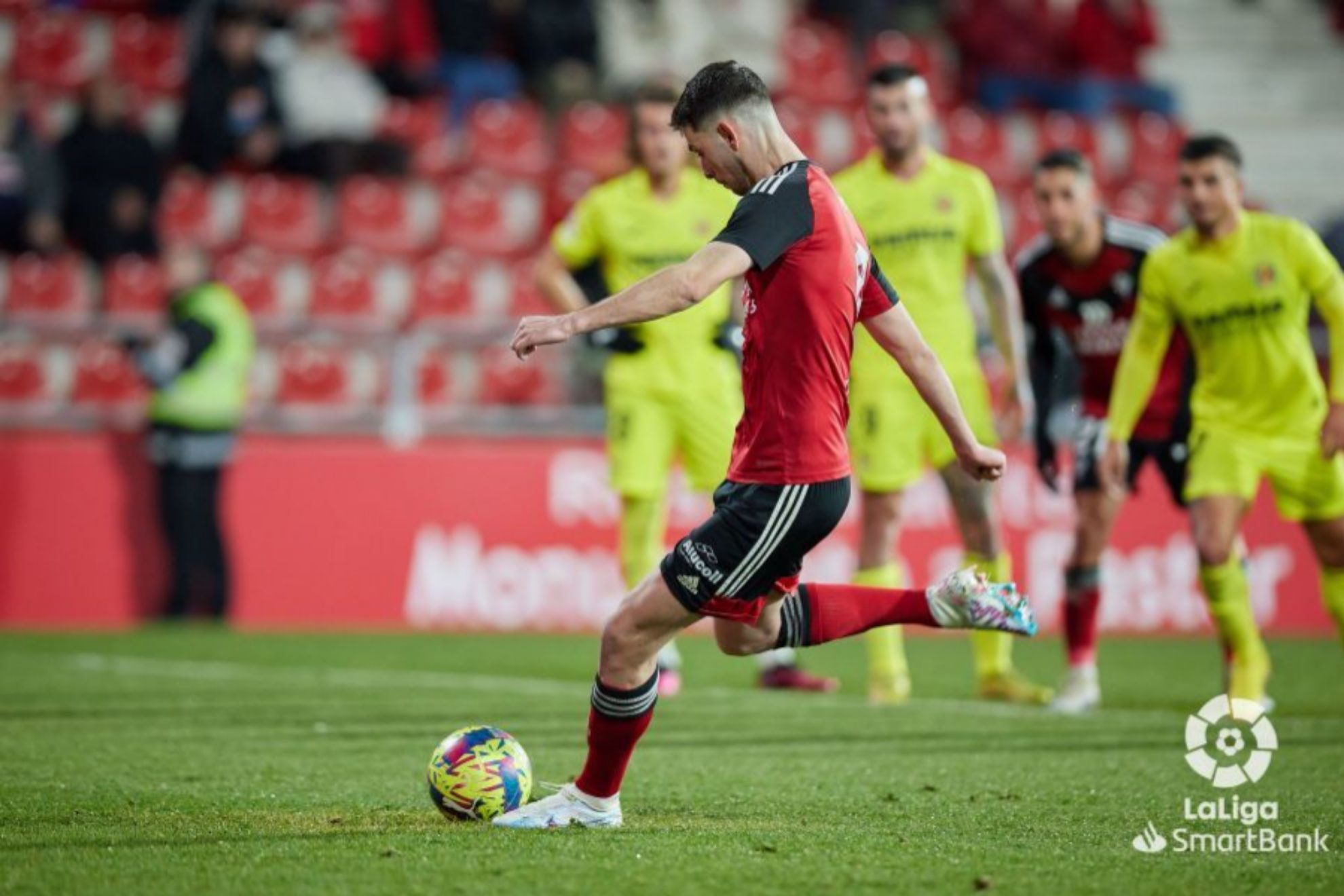 比利亚雷亚尔训练开放日，今夜刷新队史纪录引欢呼，国王杯在即，训练强度明显提升