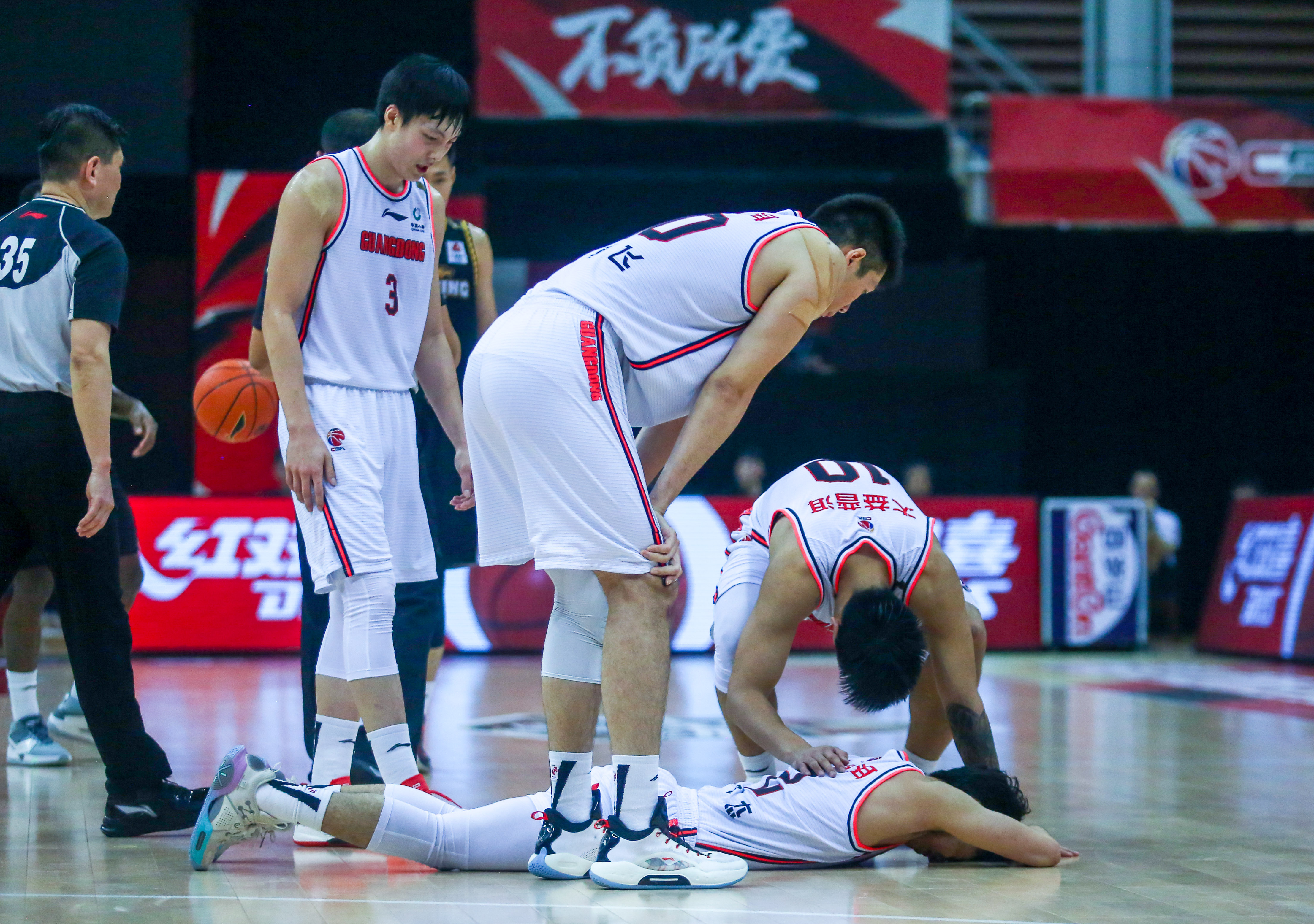 开云体育下载入口-关键时刻斯图加特备战足总杯，篮板制胜细节曝光，压力陡增，团队化学反应显著的简单介绍